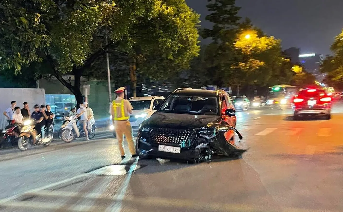Ô tô đâm liên hoàn kéo lê xe máy trên đường Nguyễn Chánh