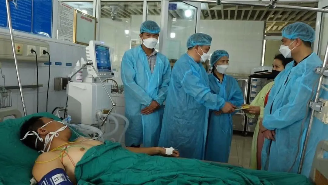 Một công an viên bị thương khi chữa cháy xưởng ở Thanh Oai
