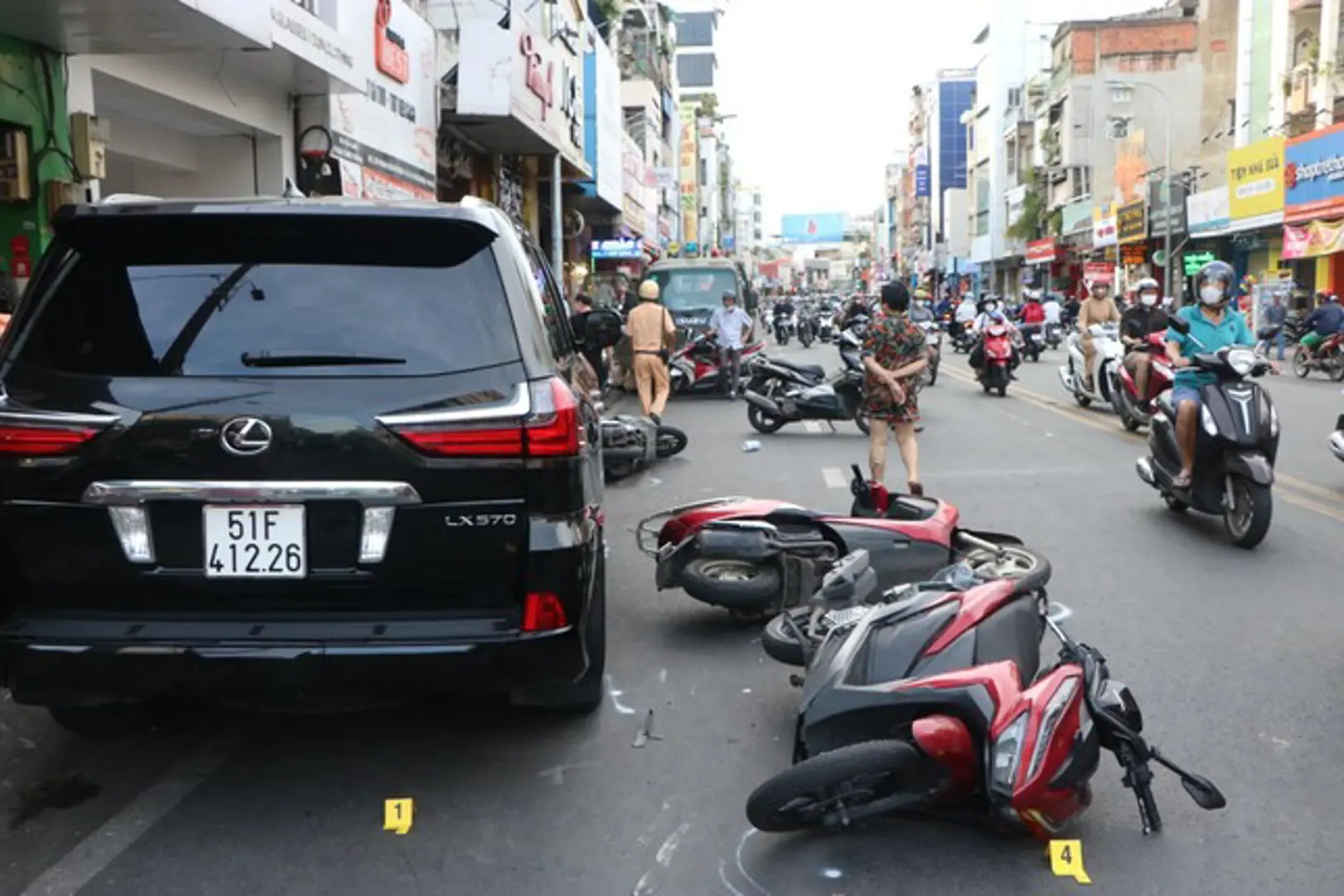 Xế hộp tông hàng loạt xe máy khiến nhiều người bị thương