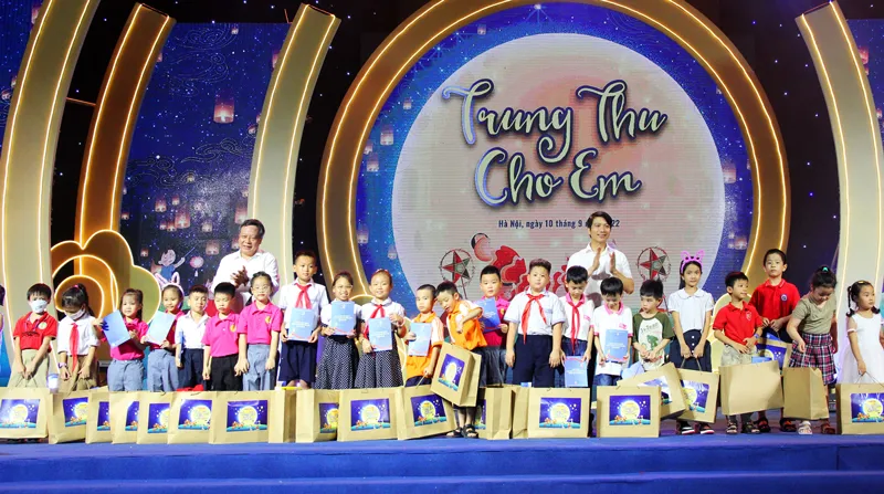 Hà Nội: Trao 100 học bổng cho học sinh có hoàn cảnh khó khăn
