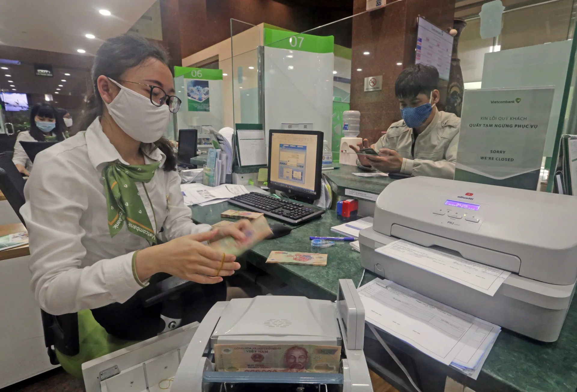 Khách hàng giao dịch tại hội sở Vietcombank, Hà Nội. Ảnh: Thanh Hải