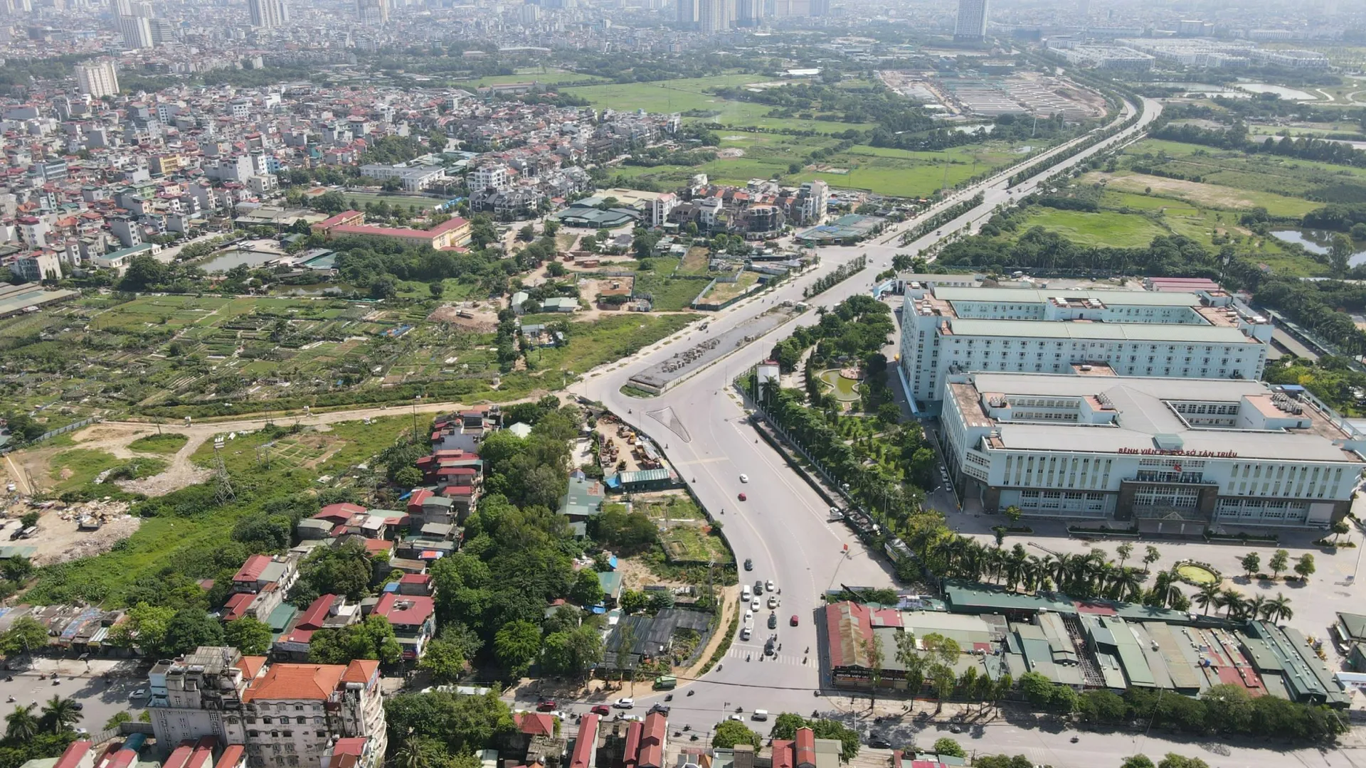 Khu vực nút giao với đường 70 vẫn còn hơn 100 hộ dân chưa bàn giao mặt bằng. Ảnh: Ngọc Hải