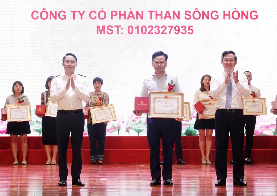 Phó Chủ tịch UBNDTP Hà Minh Hải và Cục trưởng Cục Thuế Hà Nội Mai Sơn trao Bằng khen của UBNDTP cho các doanh nghiệp nộp thuế tiêu biểu. Ảnh: Nha Trang
