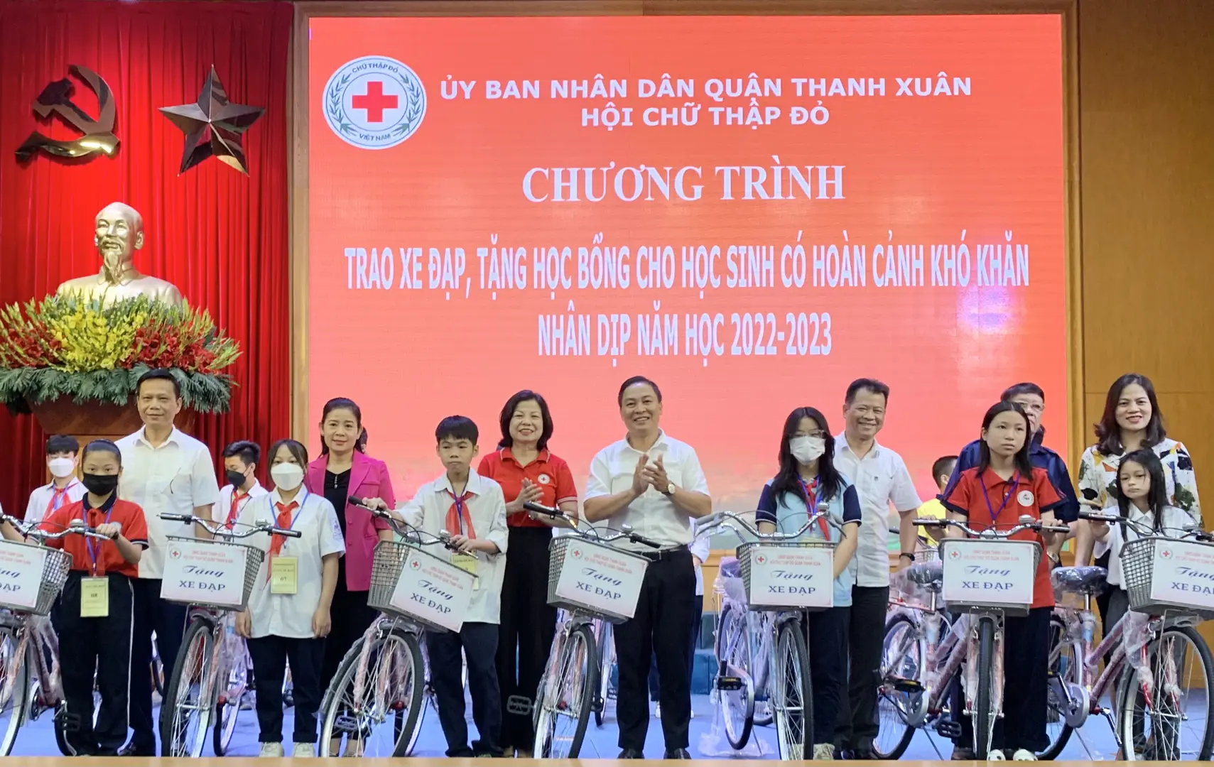 Trao tặng xe đạp, học bổng cho 102 học sinh có hoàn cảnh khó khăn