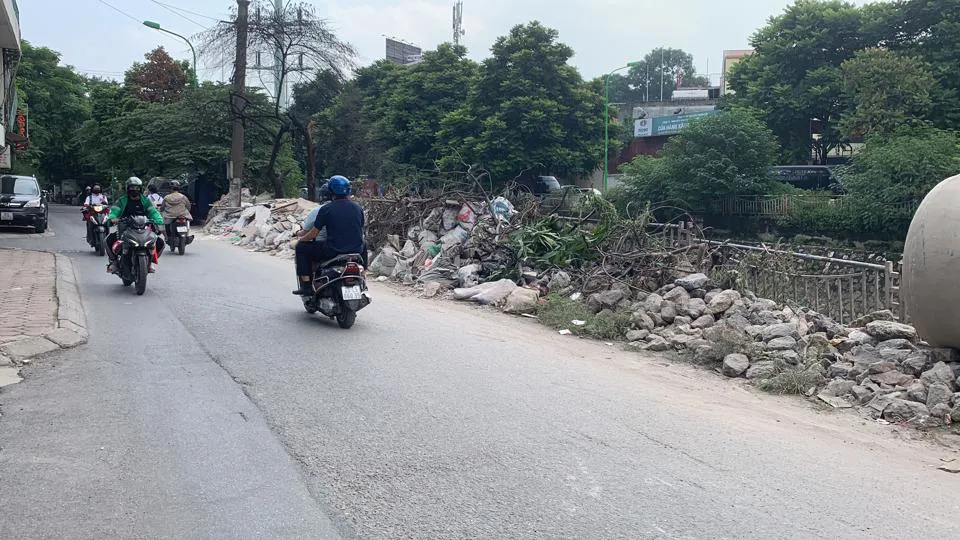 Ngõ 120 đường Trường Chinh bị biến thành nơi tập kết phế thải vật liệu xây dựng. Ảnh Vân Nhi