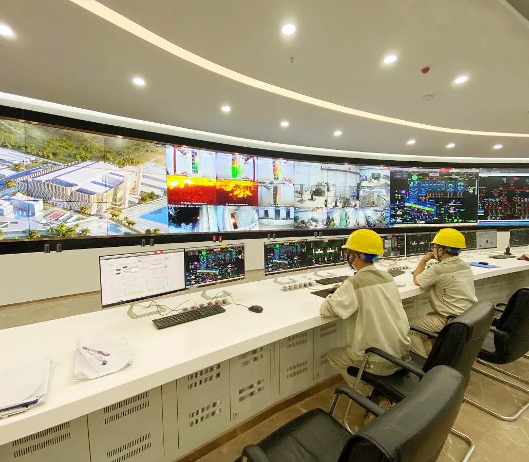 Vận hành thiết bị tại Nhà máy điện rác Sóc Sơn. Ảnh: Hùng Thập