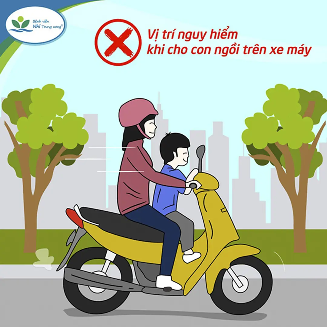 Hà Nội: Bé gái 4 tuổi nguy kịch khi nghịch tay ga xe máy