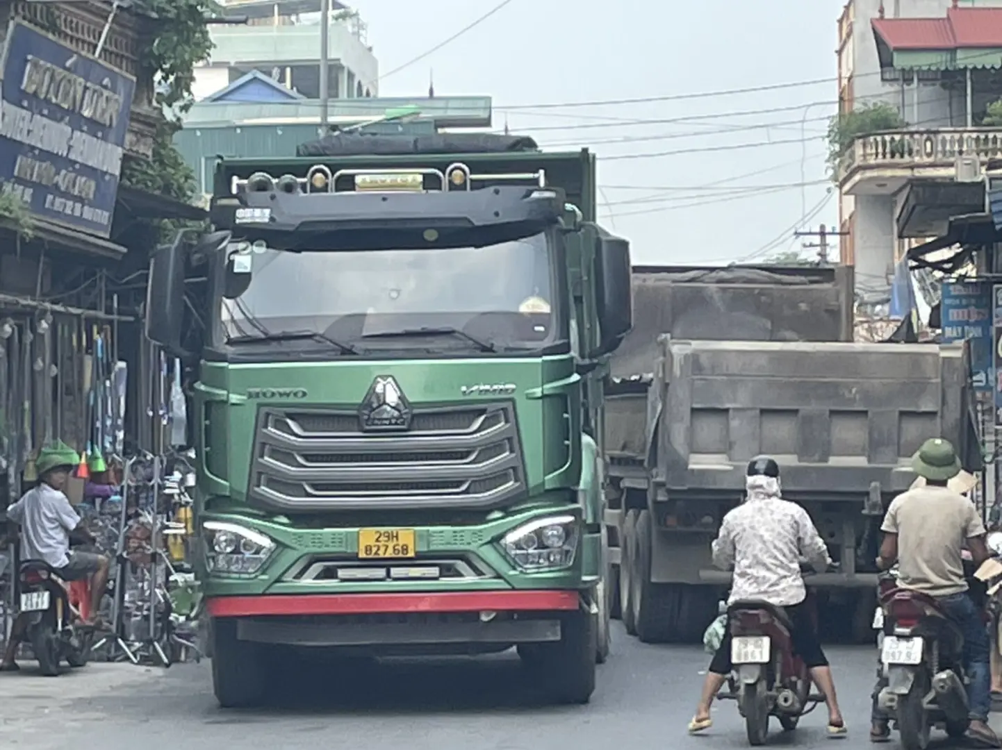 “Náo loạn” xe quá tải cày xới đường liên xã Dân Hòa - Tân Ước