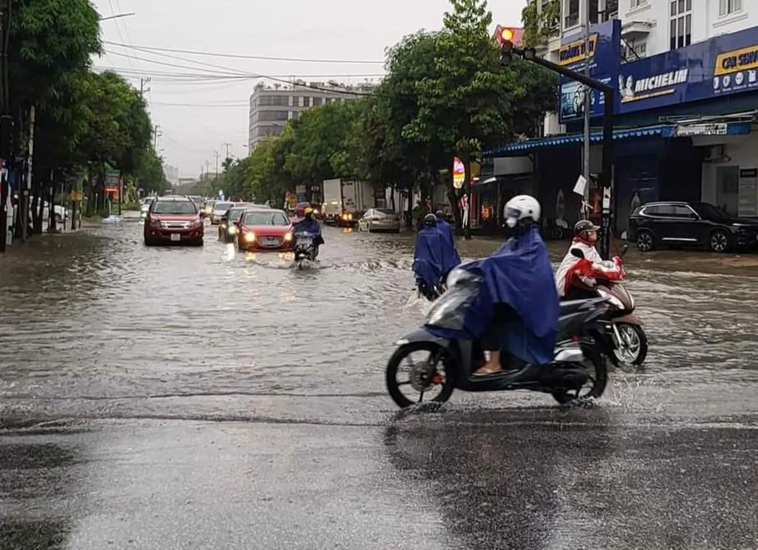 Nghệ An tập trung ứng phó với mưa lớn, ngập lụt và sạt lở đất