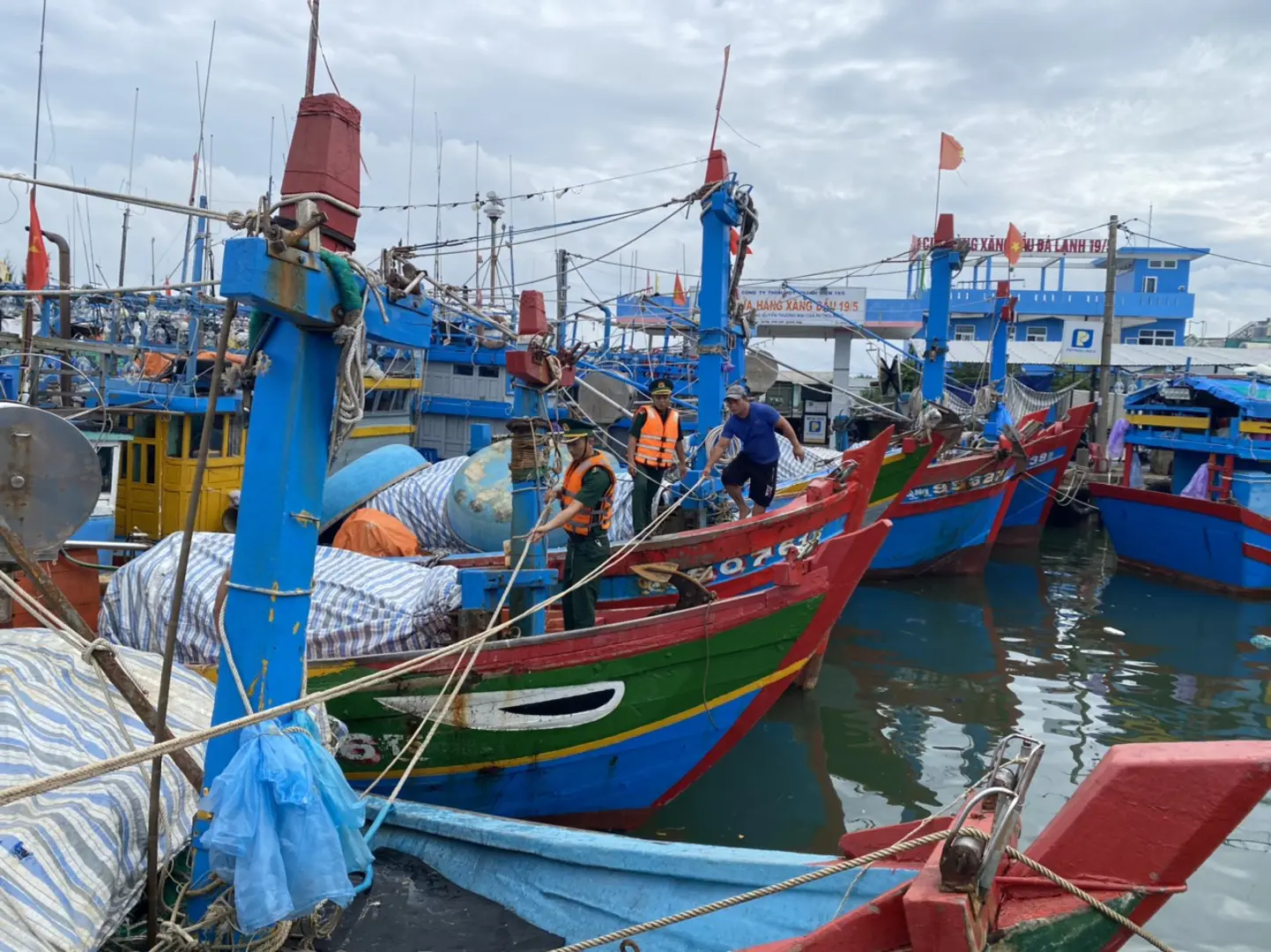 Quảng Ngãi kêu gọi tàu thuyền tránh, trú bão Noru