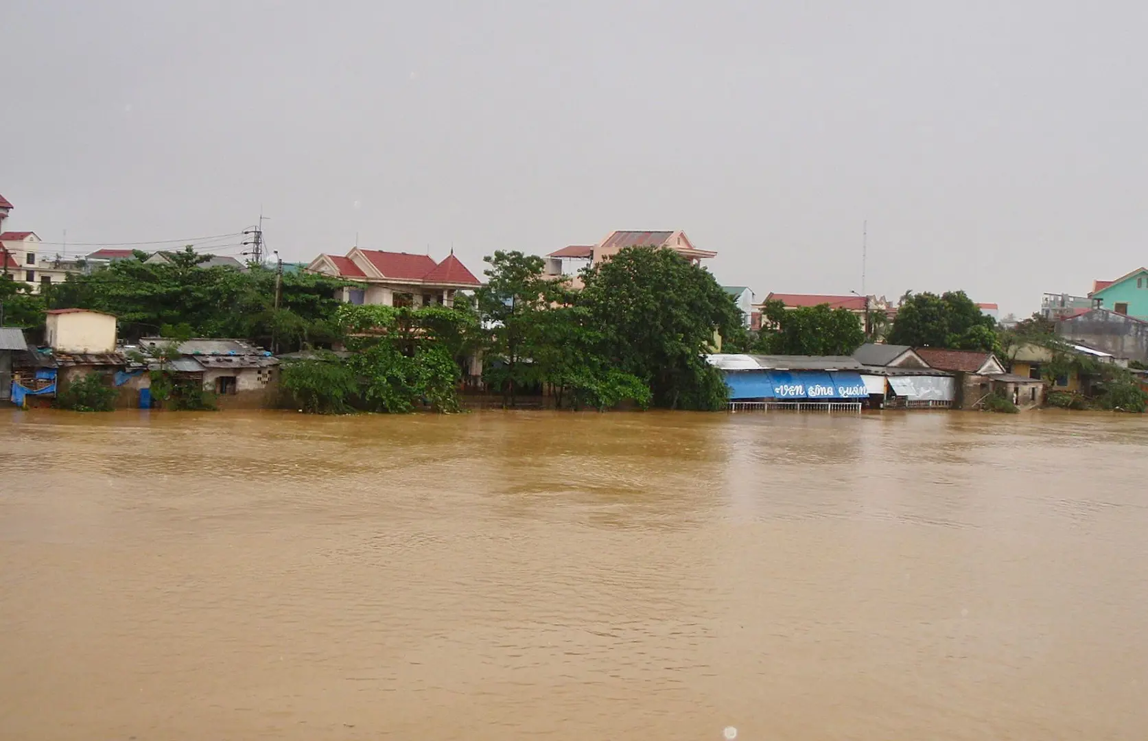 Không khí lạnh gây nguy cơ mưa lũ, ngập lụt, sạt lở đất tại Trung Bộ