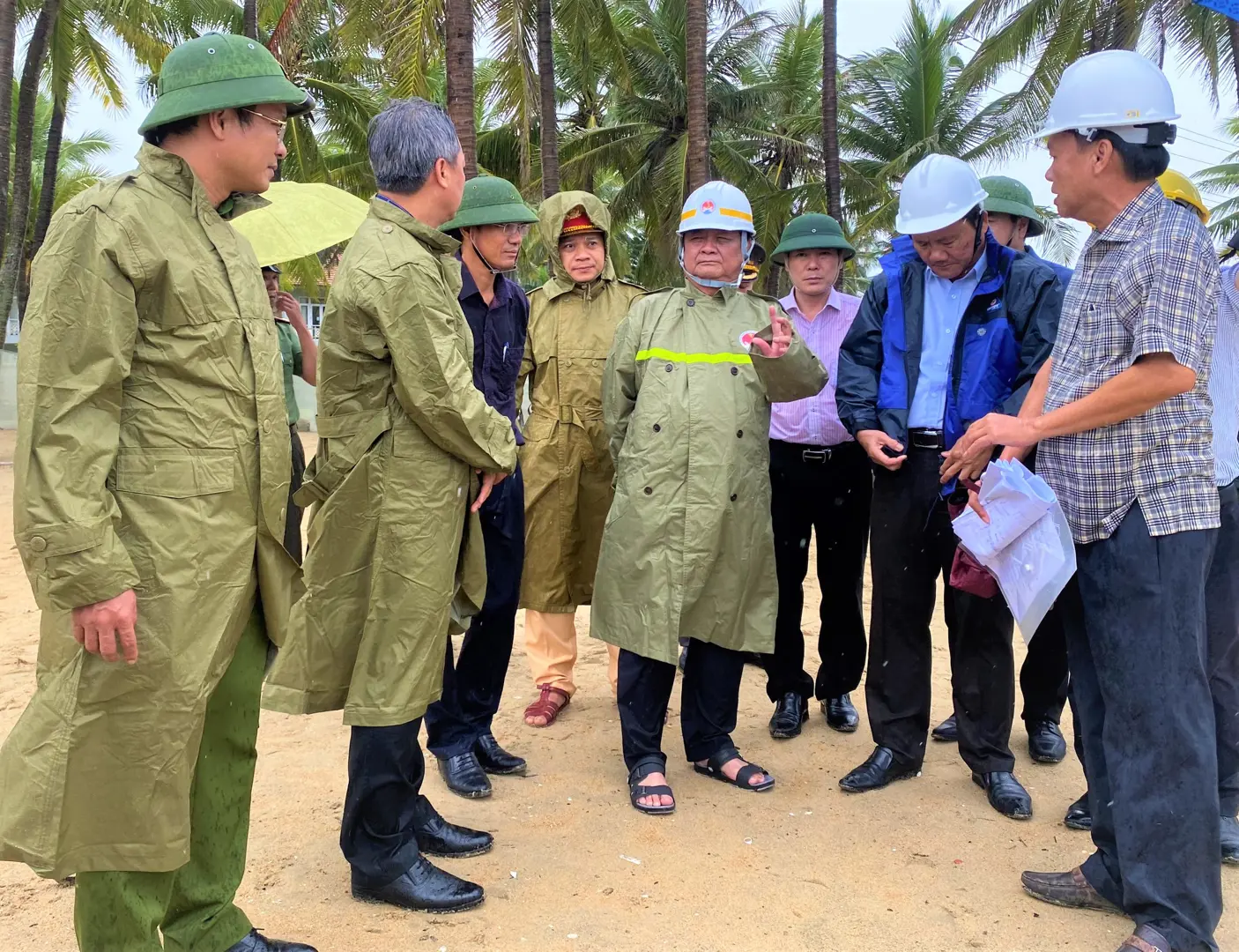 Bộ trưởng Lê Minh Hoan kiểm tra công tác chống bão Noru tại Quảng Nam 