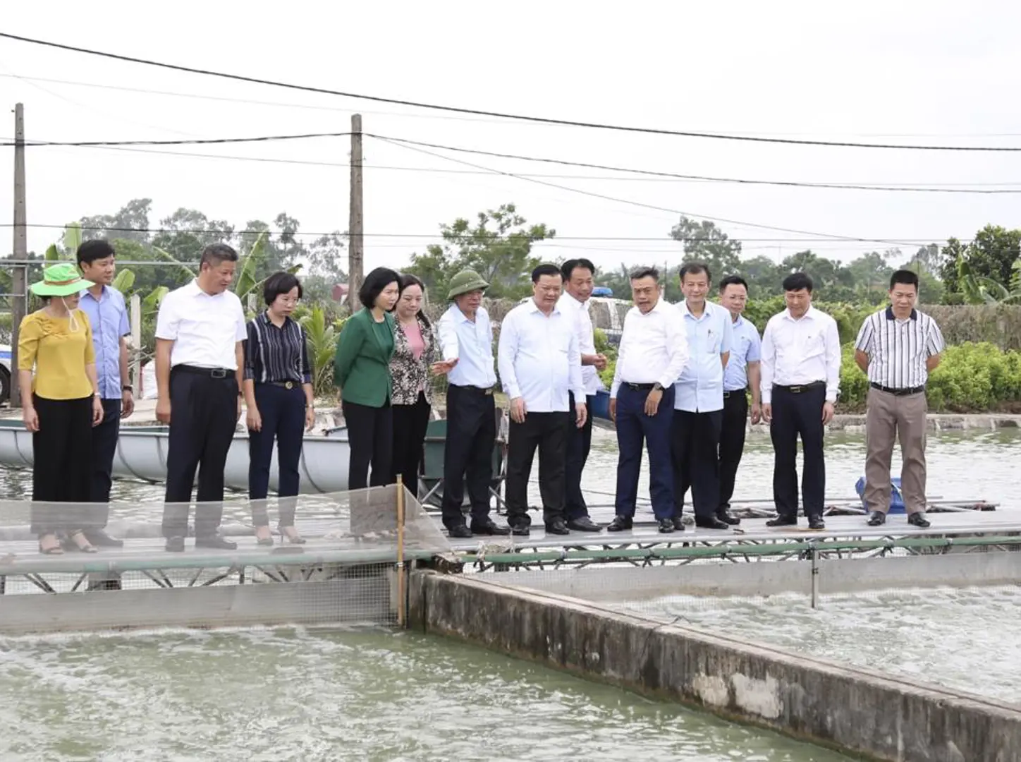 Bí thư Thành ủy Hà Nội Đinh Tiến Dũng đối thoại với nông dân Thủ đô