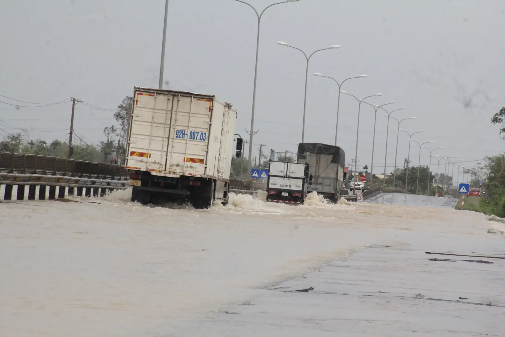 Quảng Nam: Quốc lộ 1A ngập sâu nửa mét, lưu thông khó khăn