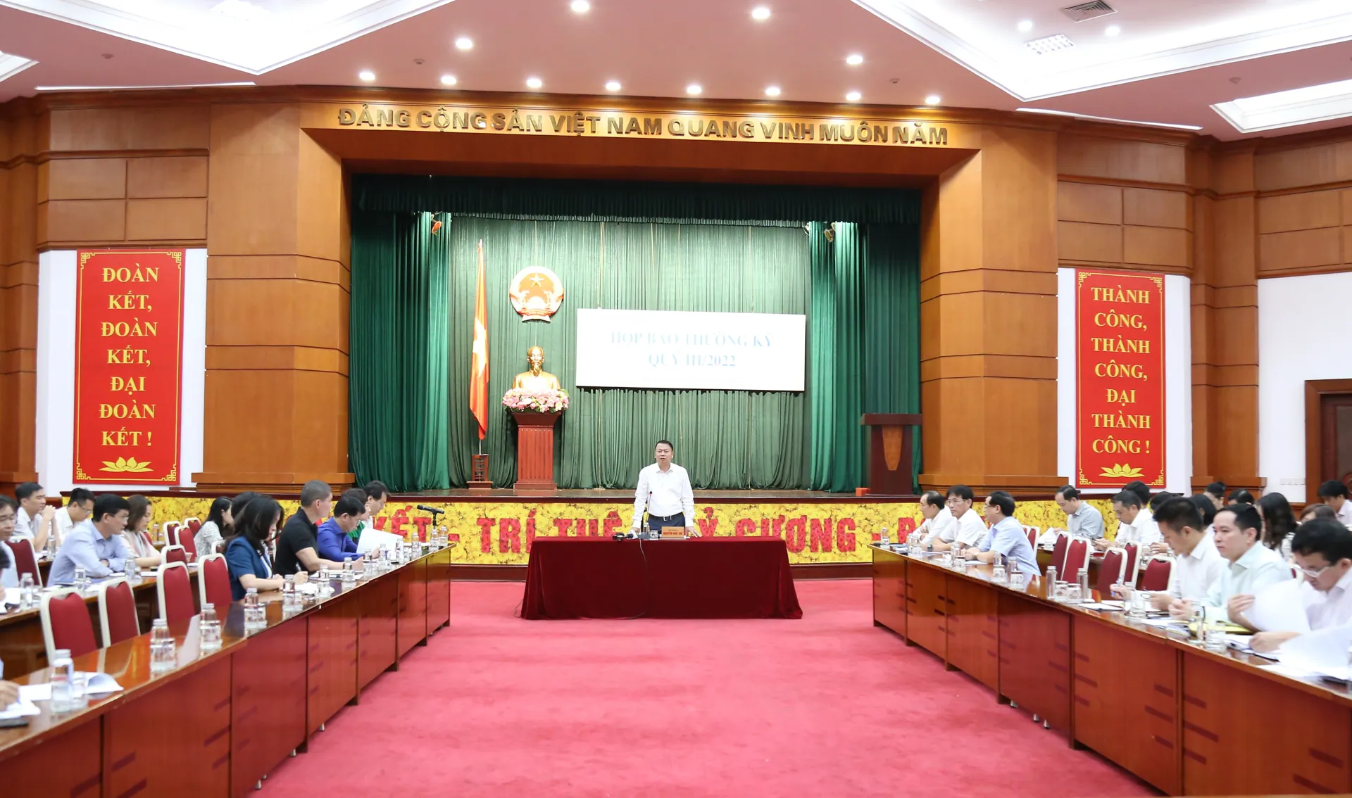 Nhiều ngành tăng trưởng khá, ước thu ngân sách cả năm vượt dự toán