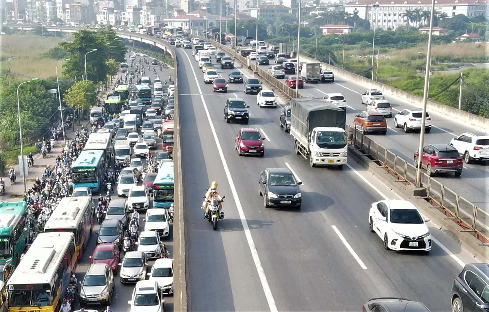 Xử lý vi phạm đi vào làn khẩn cấp: Không chỉ là ra quân