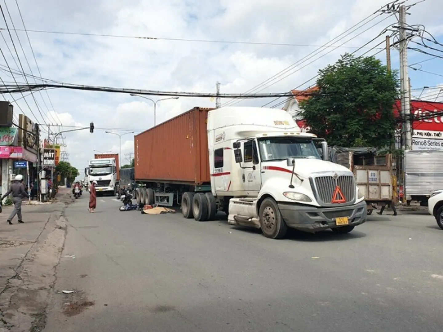 Tai nạn giao thông hôm nay (1/10): Xe đạp điện va chạm container, một người chết