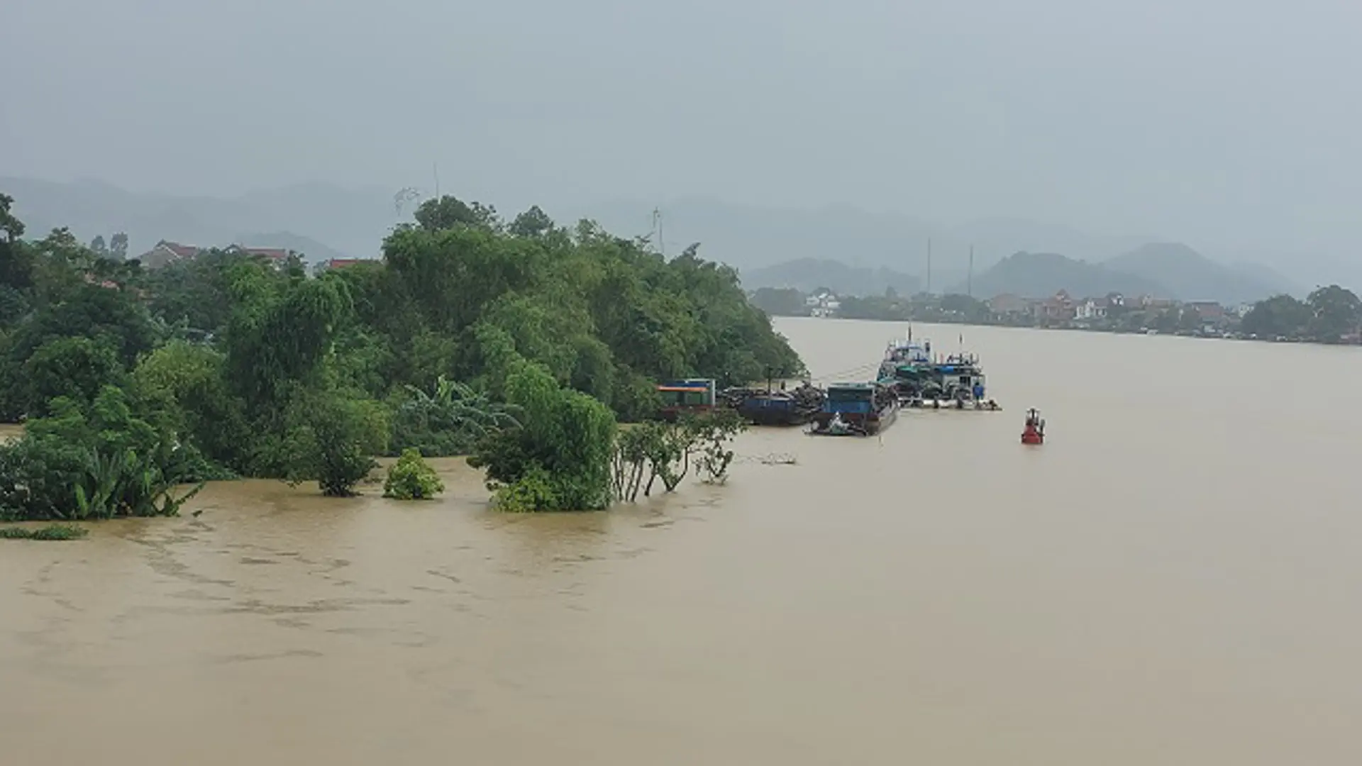 Hà Tĩnh: Hàng nghìn hộ dân đang bị “bủa vây” trong lũ