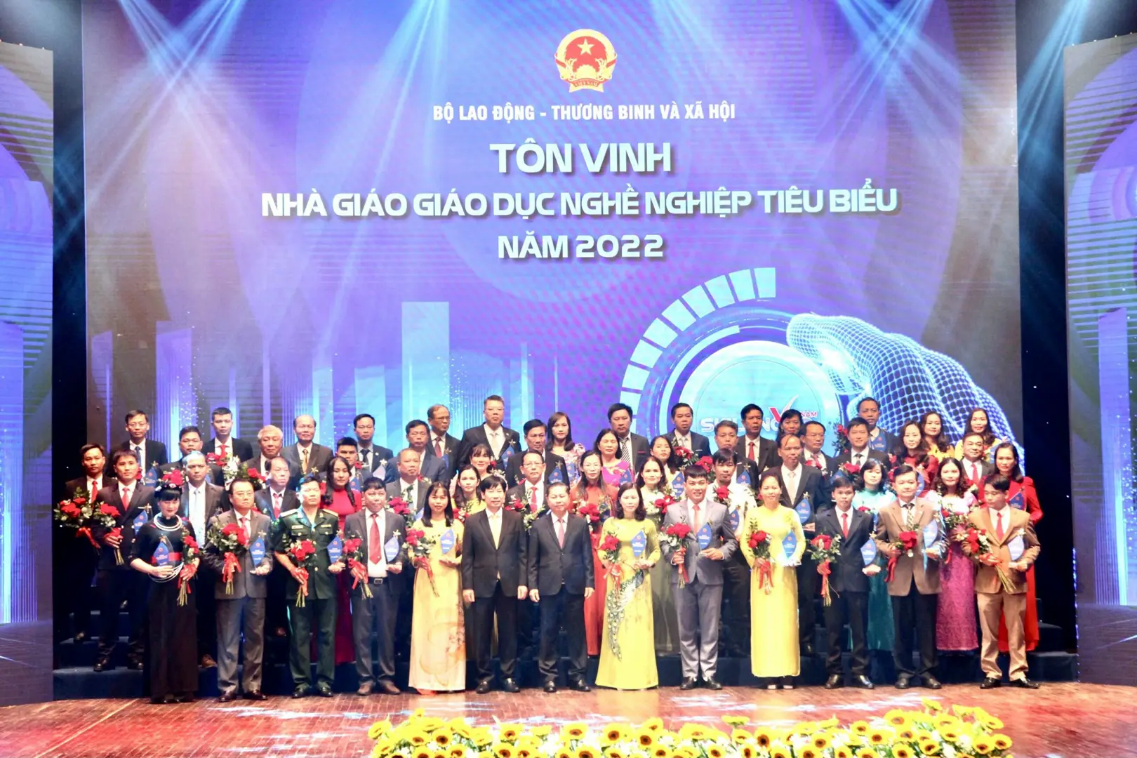 Tôn vinh 54 nhà giáo và tuyên dương 100 học sinh, sinh viên xuất sắc