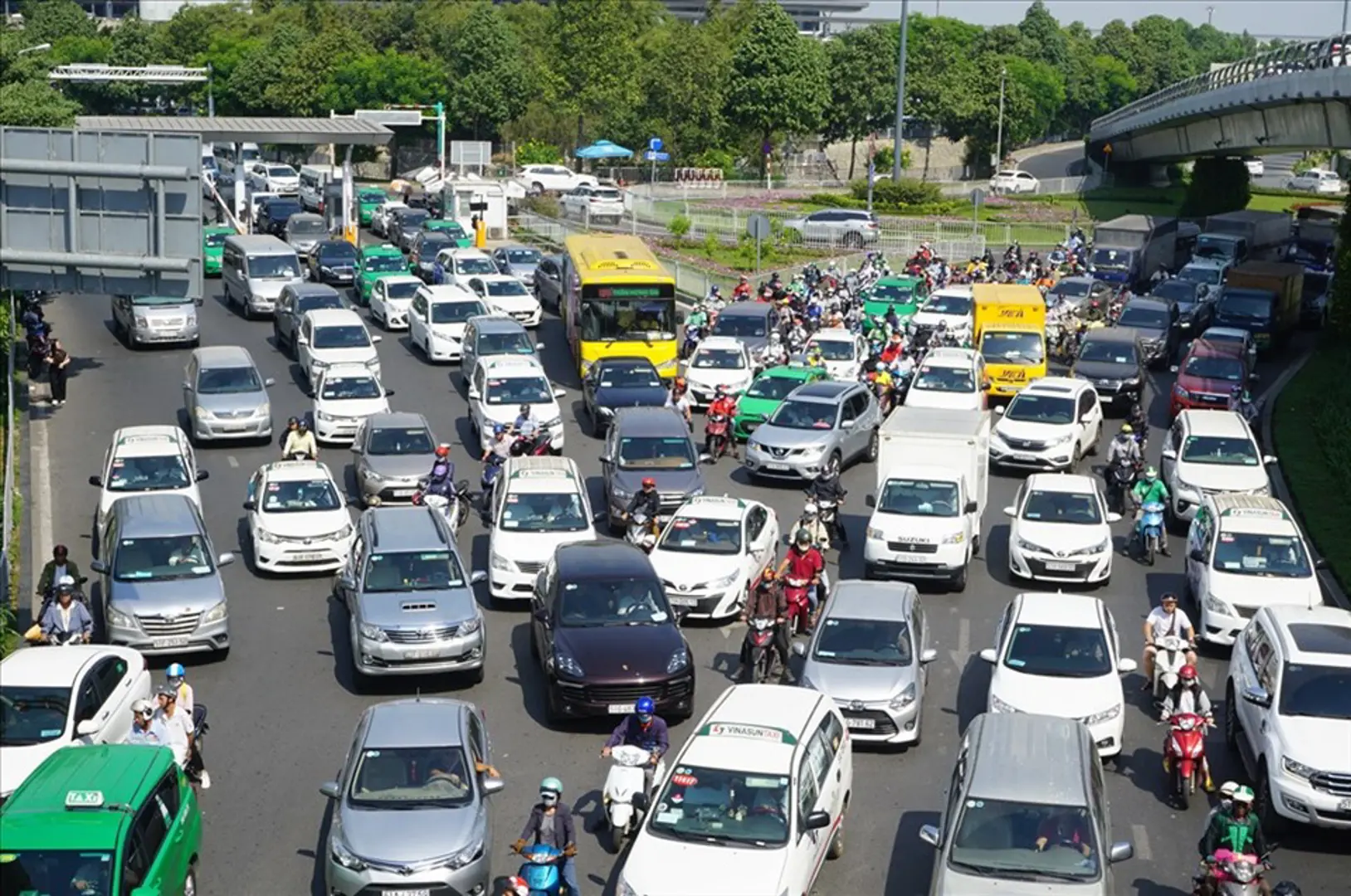 Triển khai nhiều giải pháp kéo giảm ùn tắc xung quanh sân bay Tân Sơn Nhất