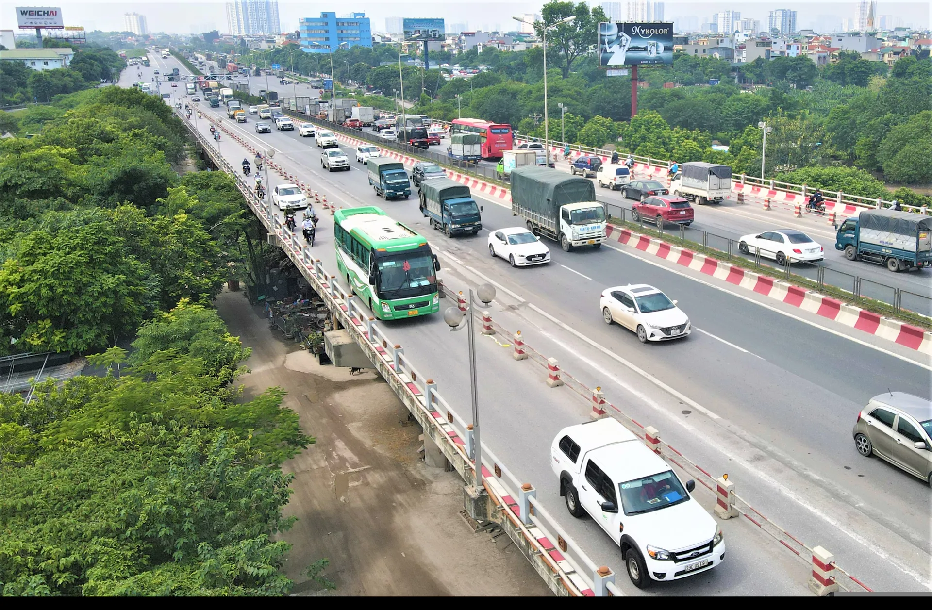 Ô tô nối đuôi nhau vào làn xe máy trên cầu Thanh Trì