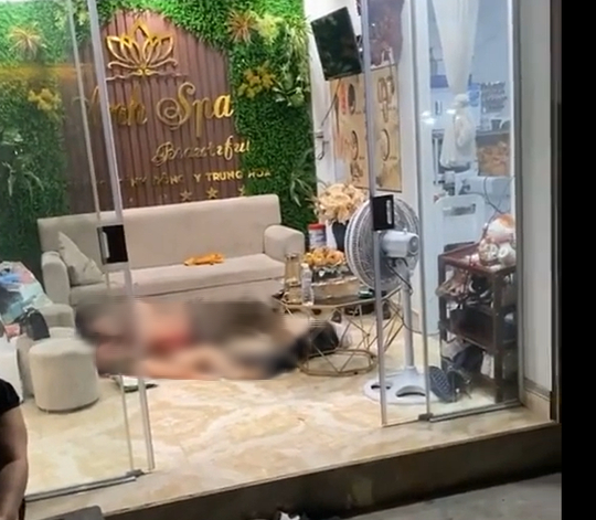 Nam thanh niên đâm chết người yêu trong quán spa rồi tự tử