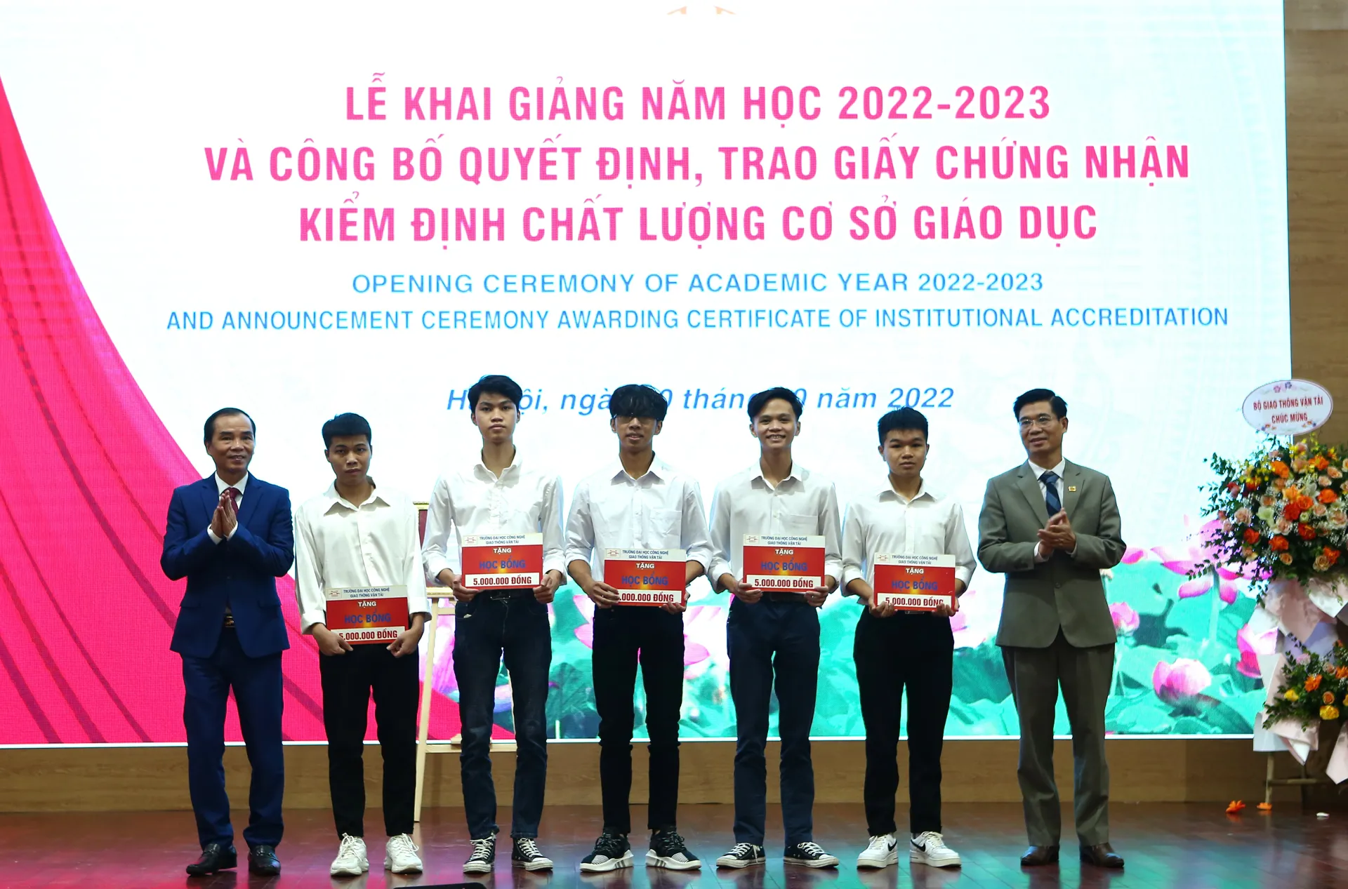 Ban giám hiệu trường ĐH Công nghệ GTVT trao học bổng cho các tân sinh viên có thành tích cao trong kỳ tuyển sinh 2022