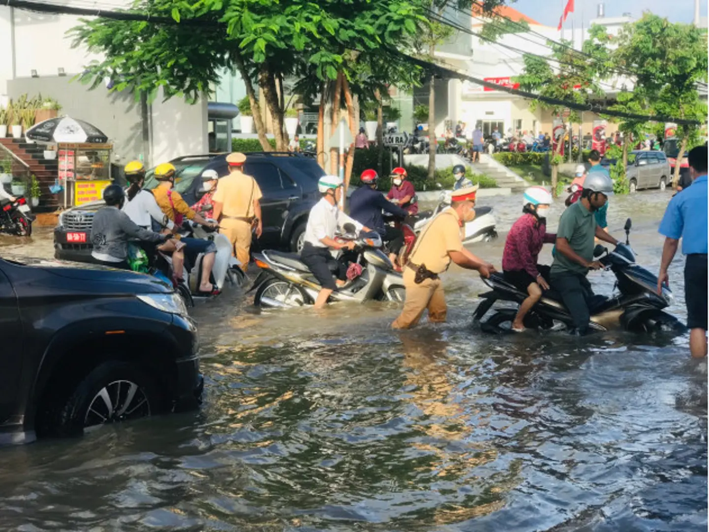 CSGT Cần Thơ “bì bõm” đẩy xe giúp người dân vượt dòng triều cường