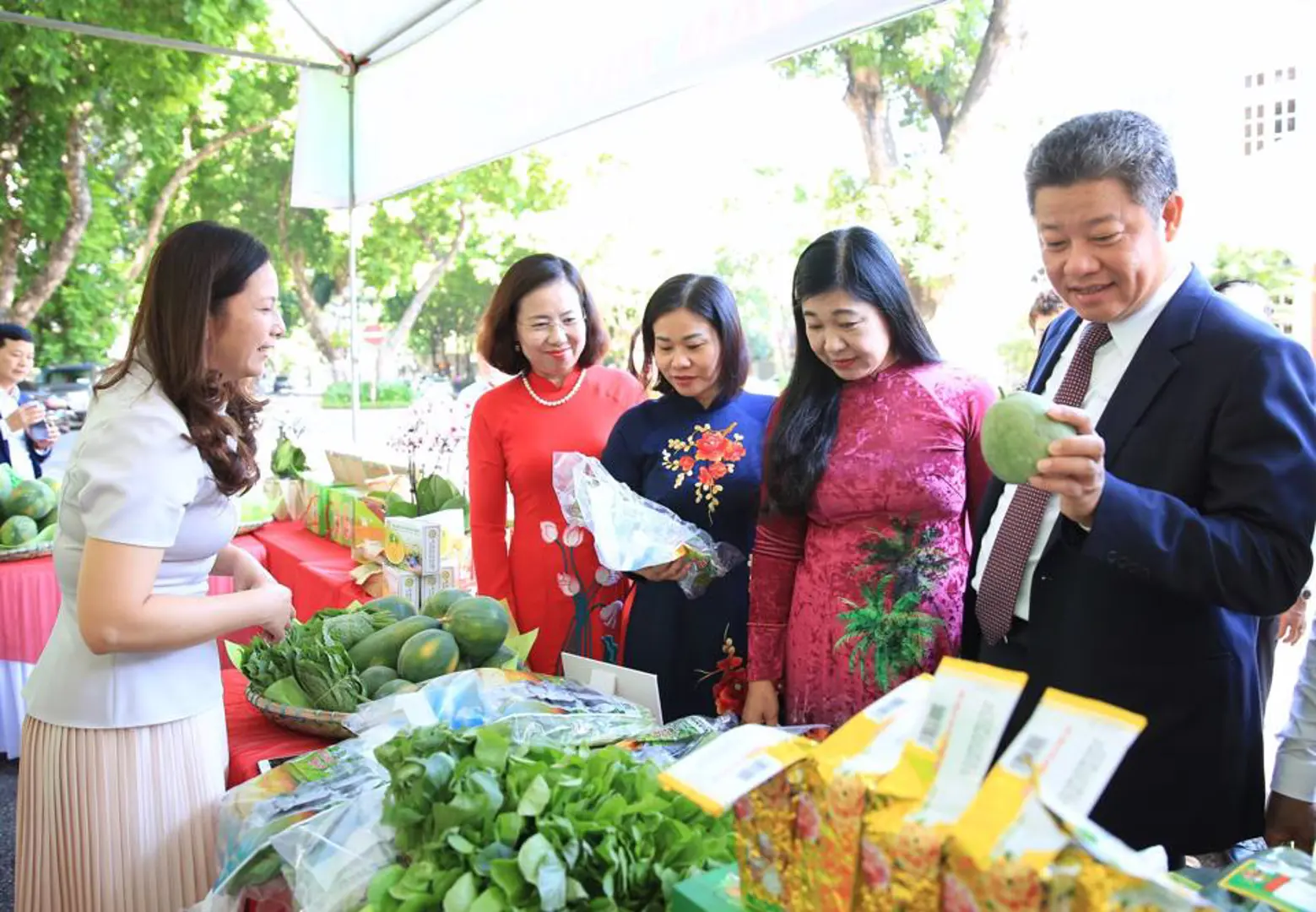 Các đại biểu lãnh đạo T.Ư Hội Nông dân Việt Nam, lãnh đạo TP Hà Nội tham quan gian hàng trưng bày nông sản tiêu biểu bên lề hội nghị. Ảnh: Công Hùng