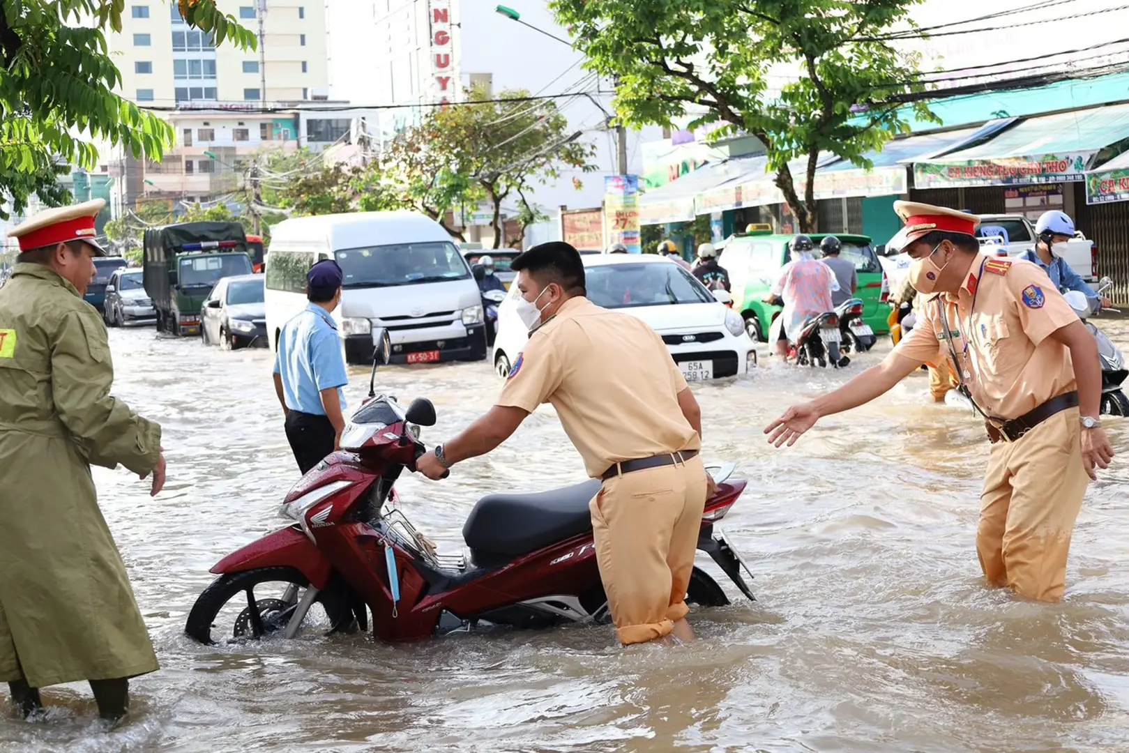 Triều cường vượt mốc lịch sử, Cần Thơ tiếp tục cho học sinh học tại nhà