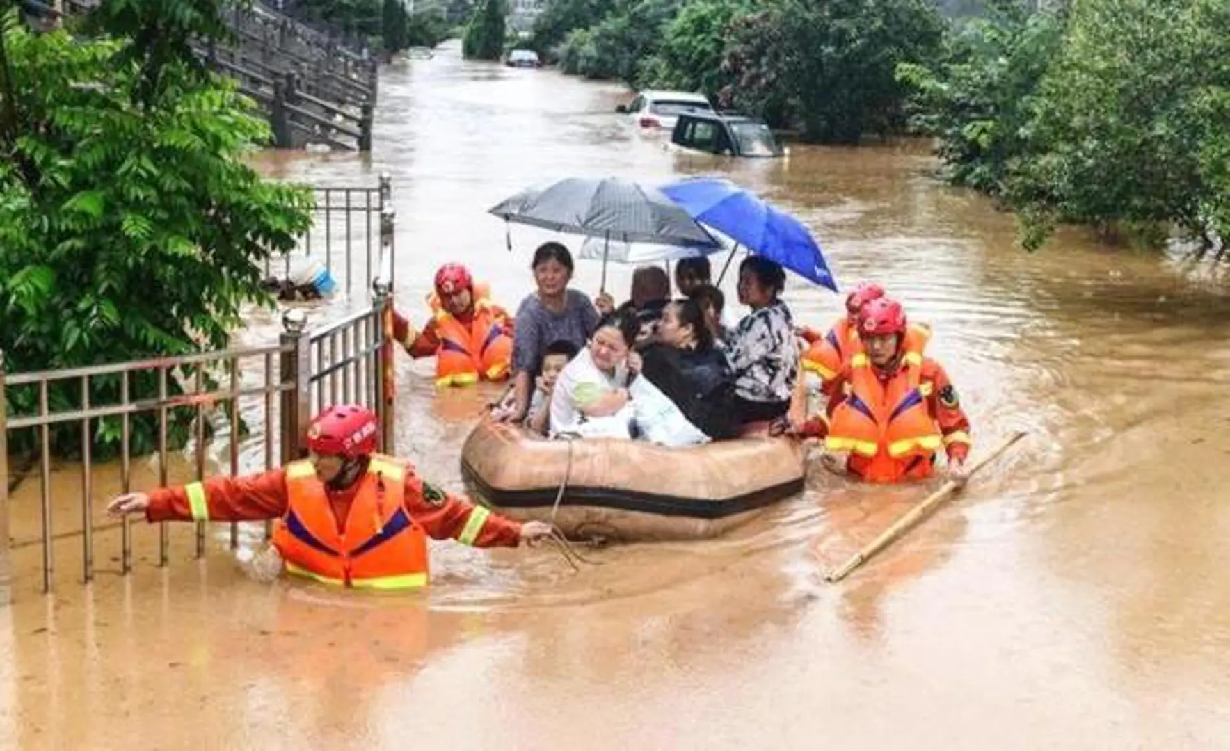 Chủ động ứng phó với áp thấp nhiệt đới, mưa lũ tại miền Trung