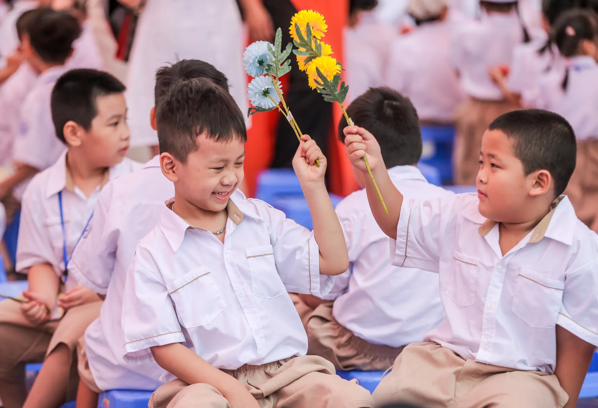 Tại sao học sinh lớp 1, 2 đã phải đóng phí Đội? (Ảnh minh họa)