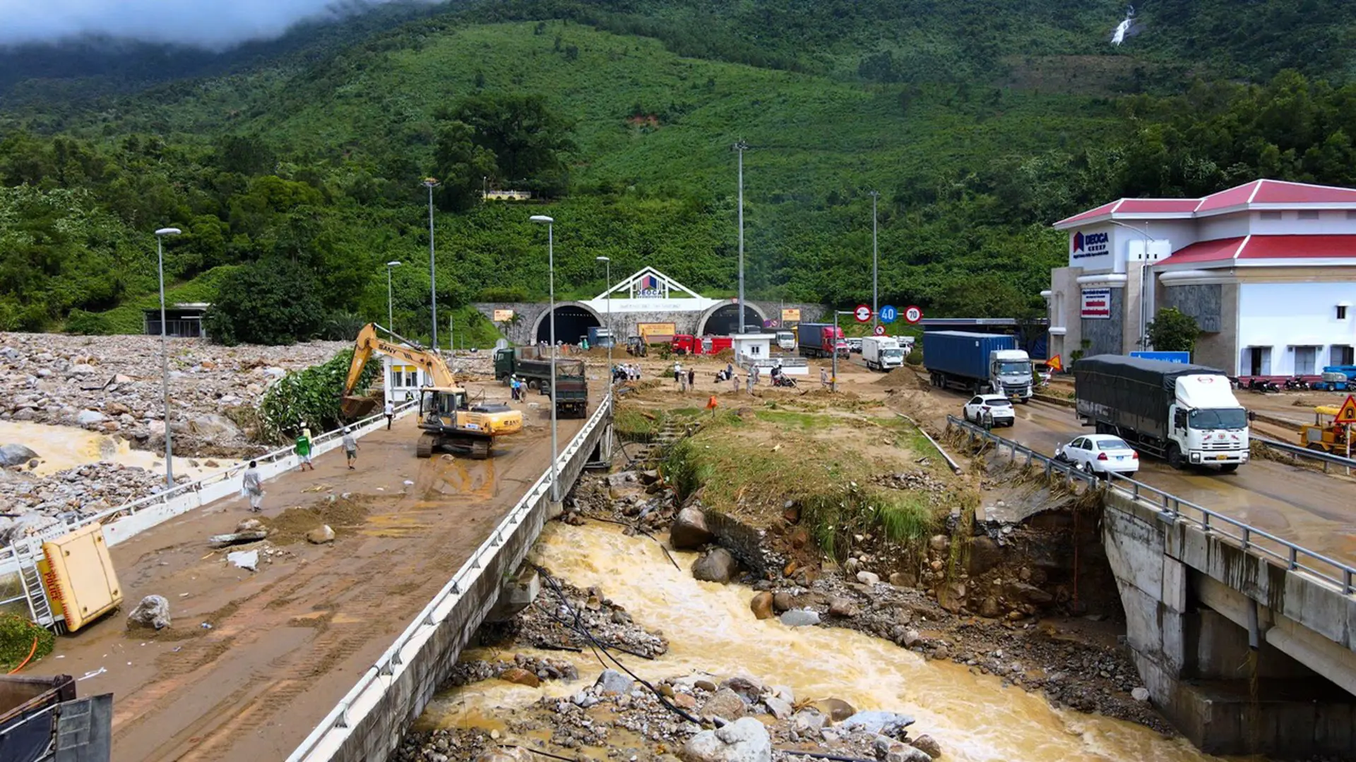 Cận cảnh sạt lở do lũ quét ở hầm Hải Vân