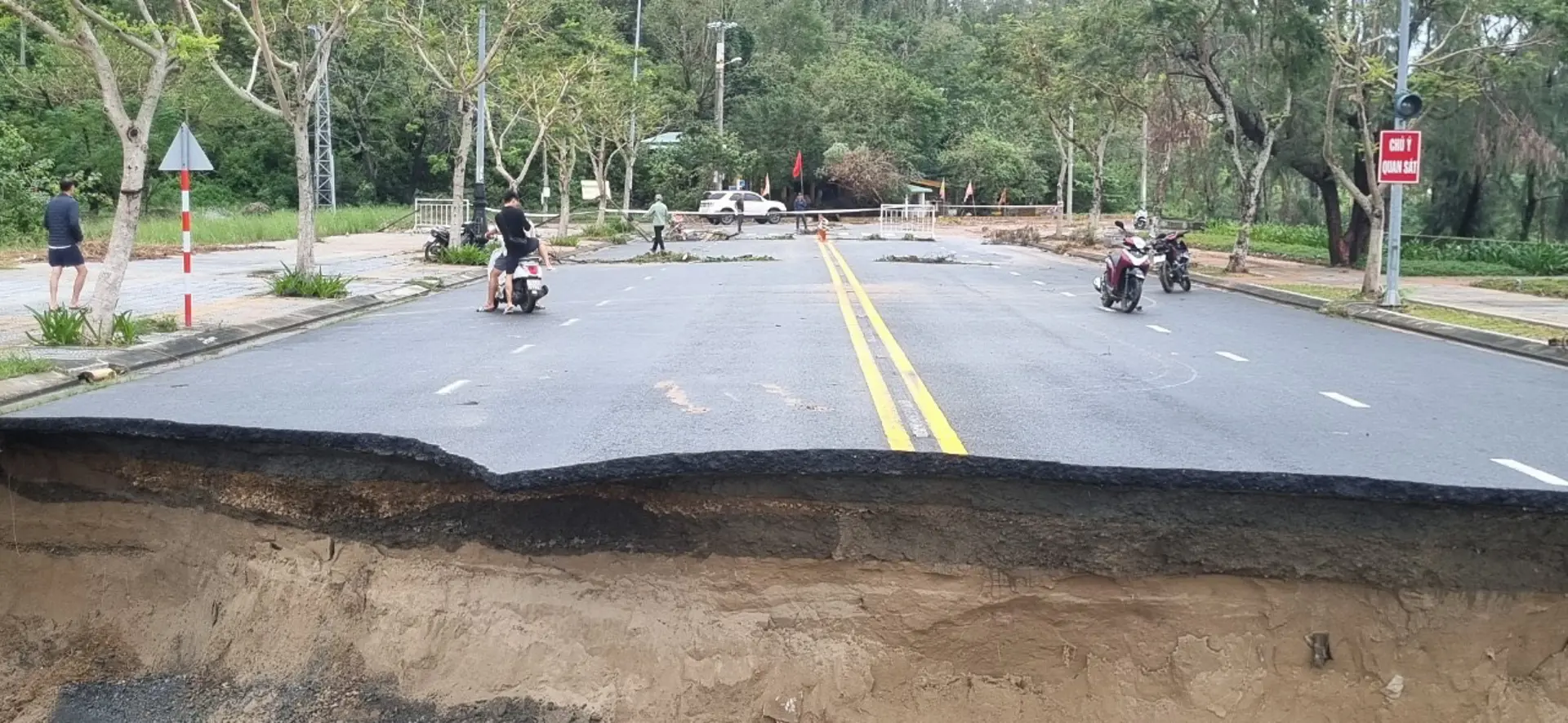 Đường lên bán đảo Sơn Trà sạt lở nghiêm trọng