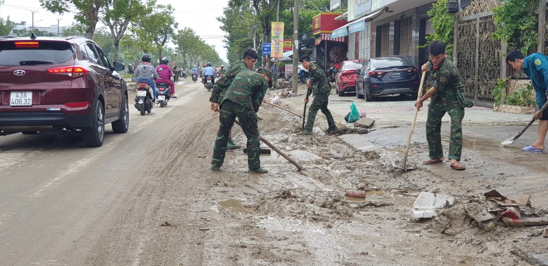 Đà Nẵng khắc phục hậu quả sau mưa ngập. Ảnh: Quang Hải