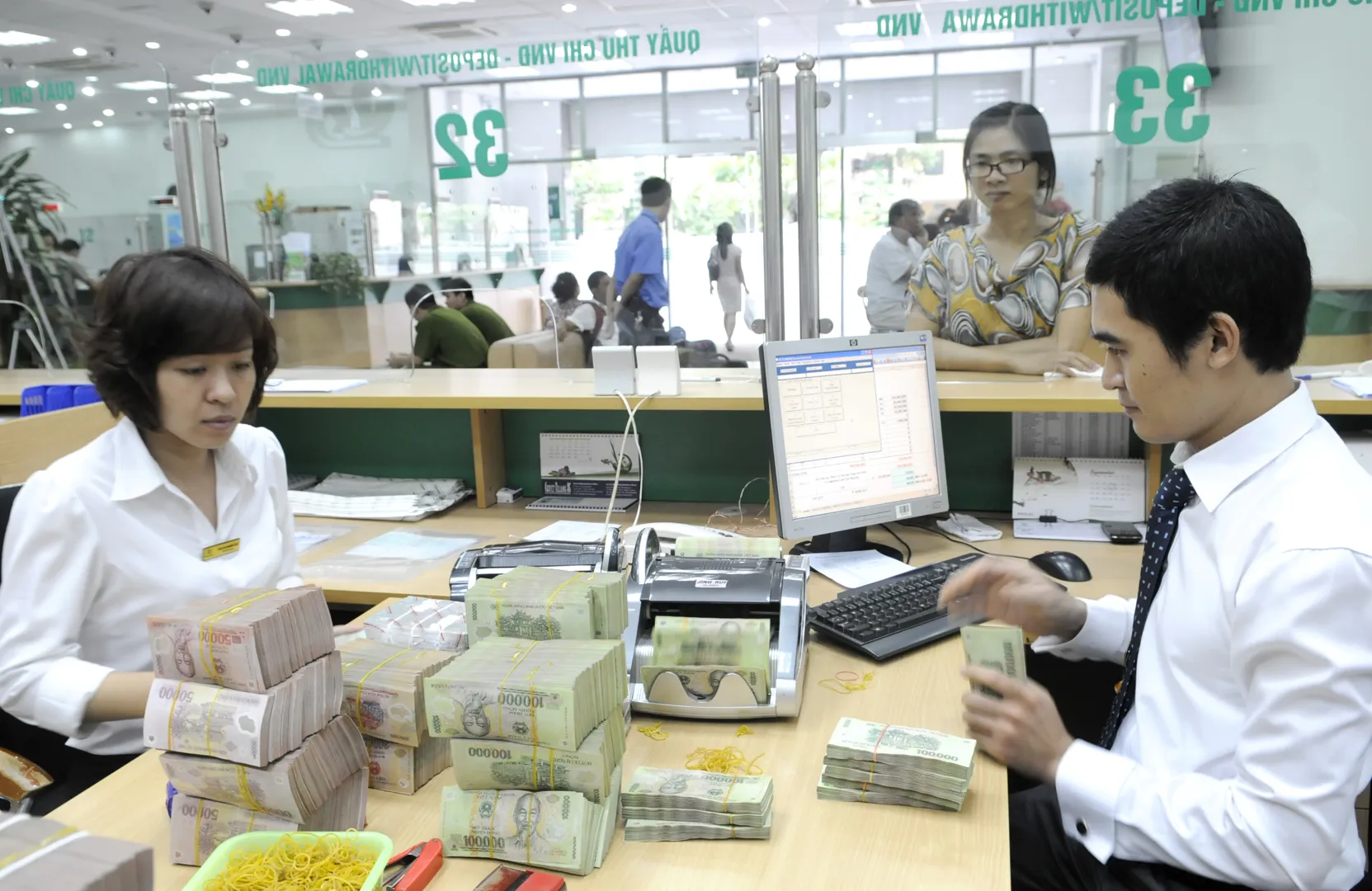 Hoạt động nghiệp vụ tại chi nhánh Vietcombank. Ảnh: Thanh Hải