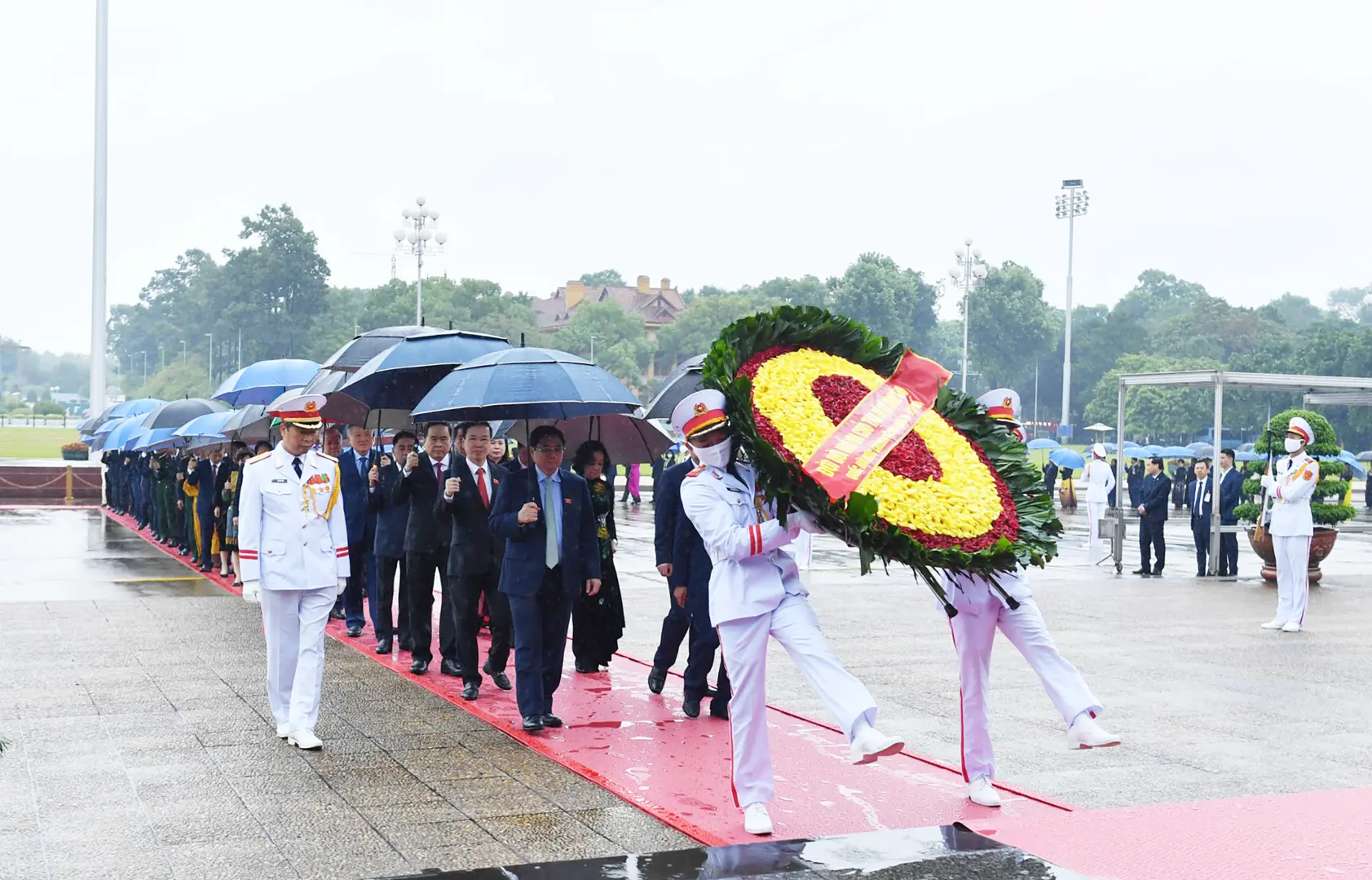 ĐB Quốc hội vào Lăng viếng Chủ tịch Hồ Chí Minh trước Kỳ họp thứ 4