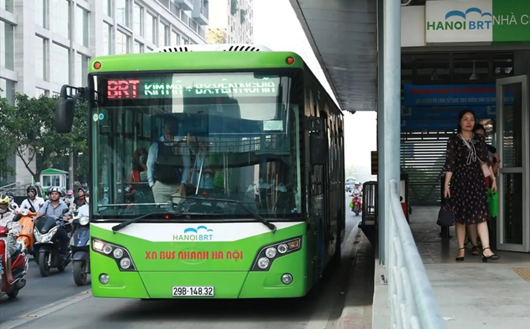 Hà Nội: Thí điểm khách đi buýt nhanh BRT được dùng xe máy điện miễn phí