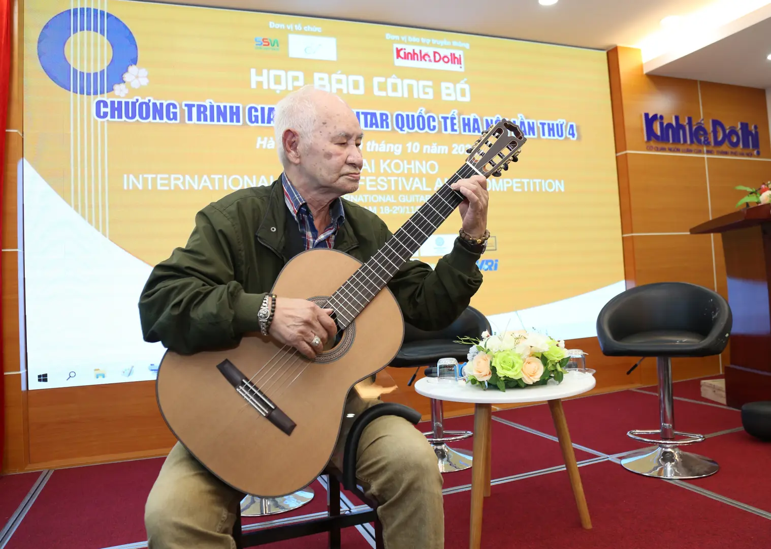 Nghệ sĩ Thất cầm Guitar Phạm Văn Phúc biểu diễn tại buổi họp báo. Ảnh: Thanh Hải