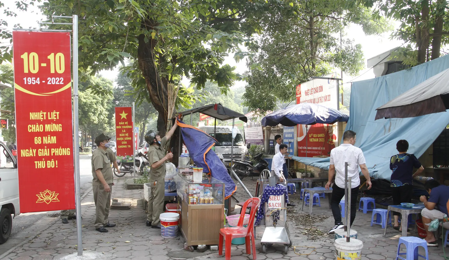 Phường Trung Văn ra quân xử lý vi phạm trật tự văn minh đô thị