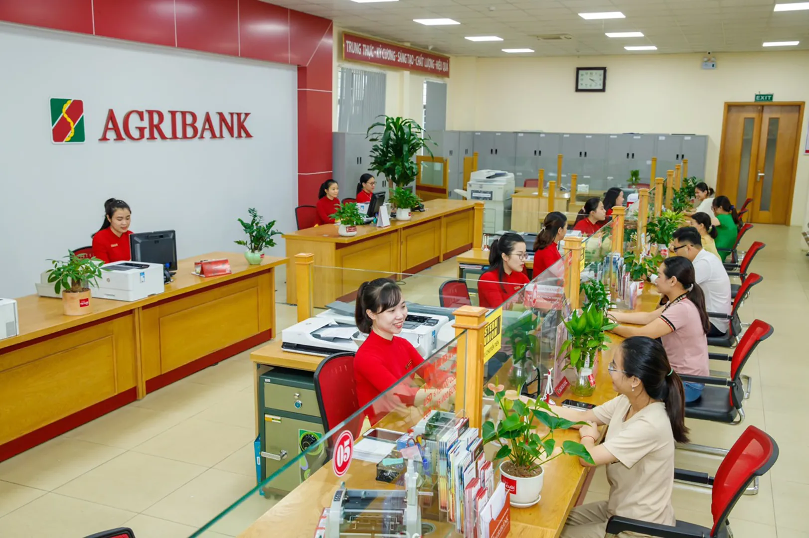 Khách hàng giao dịch tại Agribank. Ảnh: Việt Dũng