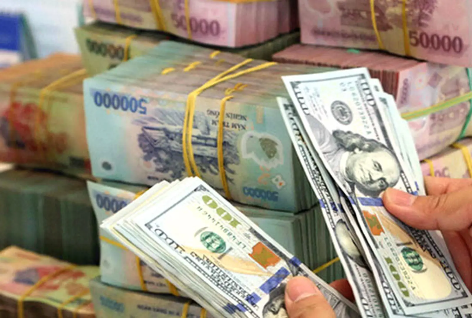 Tỷ giá USD hôm nay 24/10: Tiếp tục chinh phục đỉnh