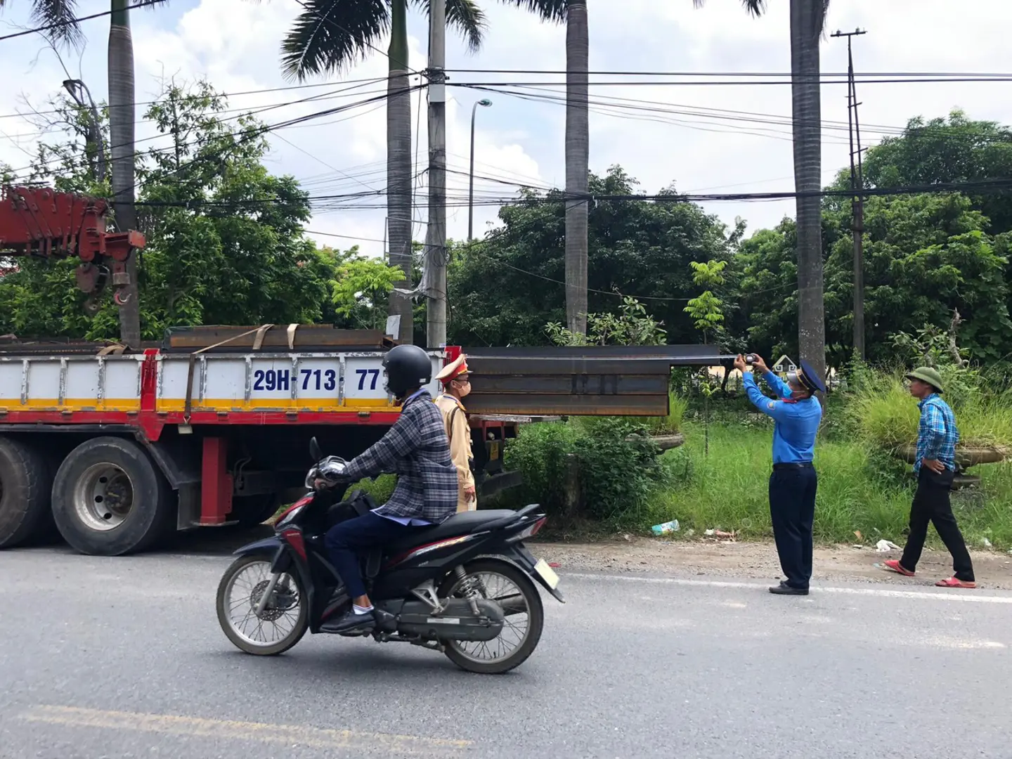 Công an huyện Thanh Oai phúc đáp vụ xe ô tô quá tải cày xới đường