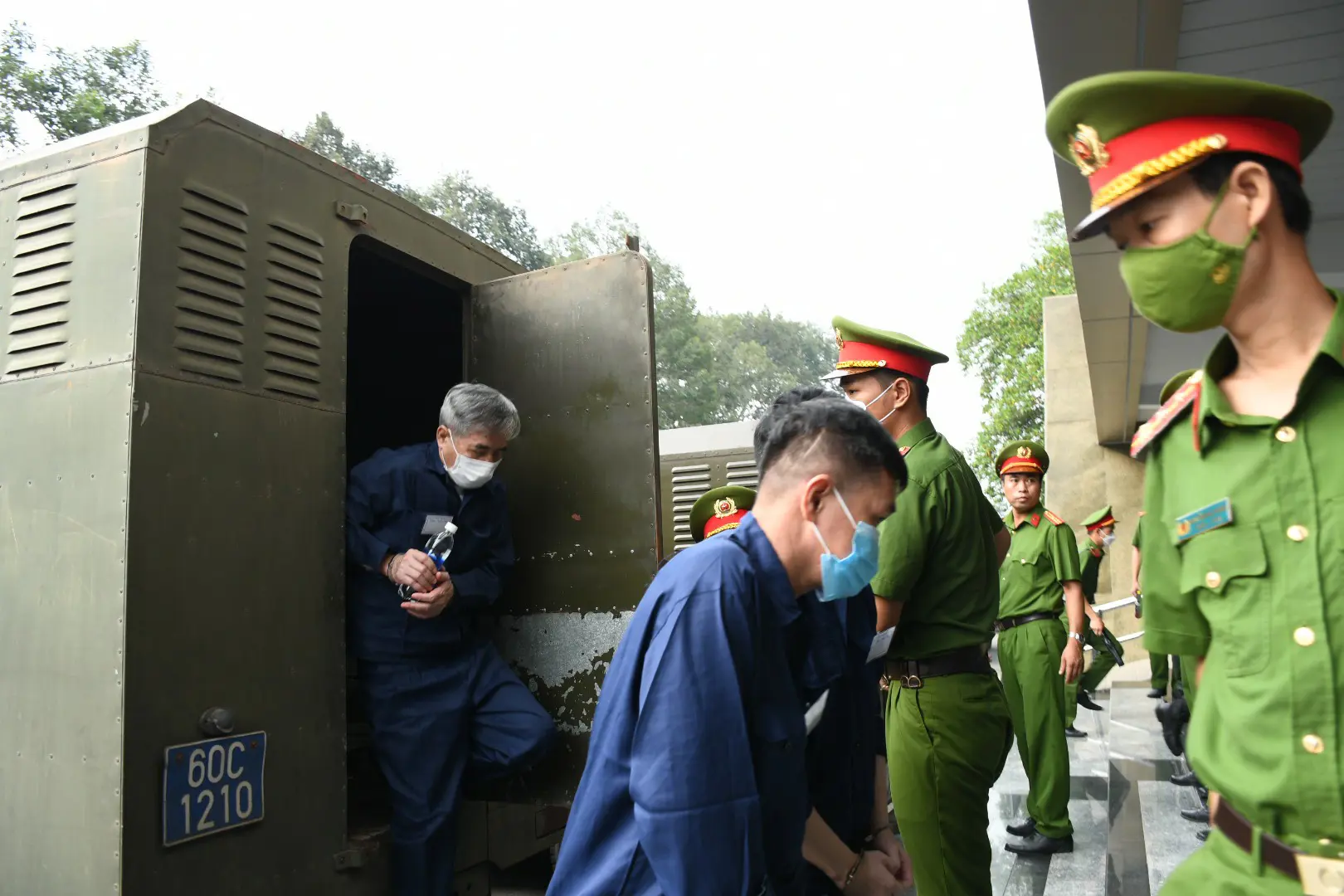 Đại án buôn lậu xăng: Cán bộ chống buôn lậu nhận hối lộ bao nhiêu?