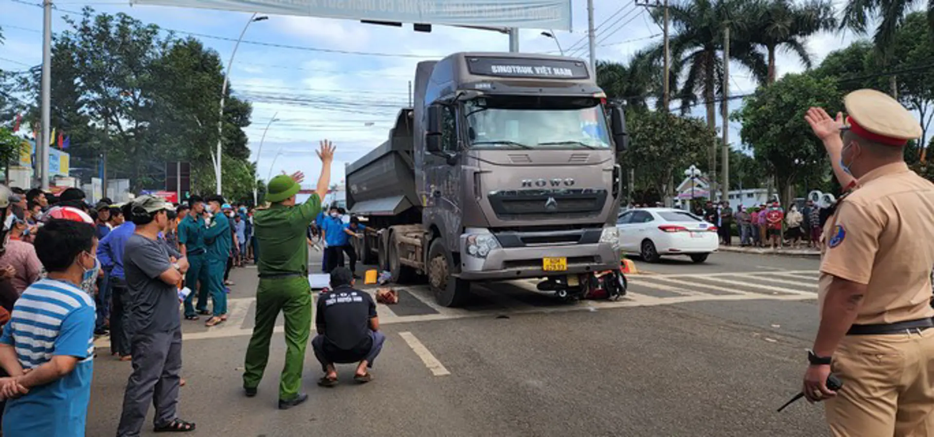 Tai nạn giao thông hôm nay (27/10): 2 ông cháu chết dưới bánh xe đầu kéo