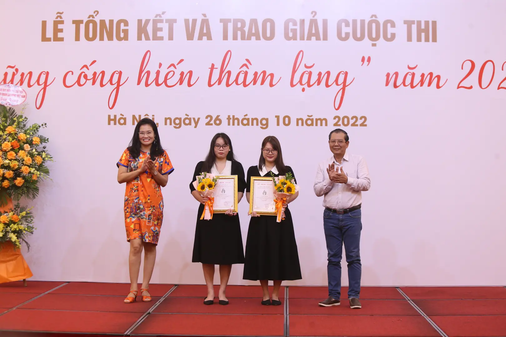 Trưởng đại diện Tổ chức AAV Hoàng Phương Thảo và Chủ tịch Hội Nhà báo TP Hà Nội Tô Quang Phán trao thưởng cho nhóm tác giả có tác phẩm đạt giải Nhất cuộc thi. Ảnh: Ngọc Tú