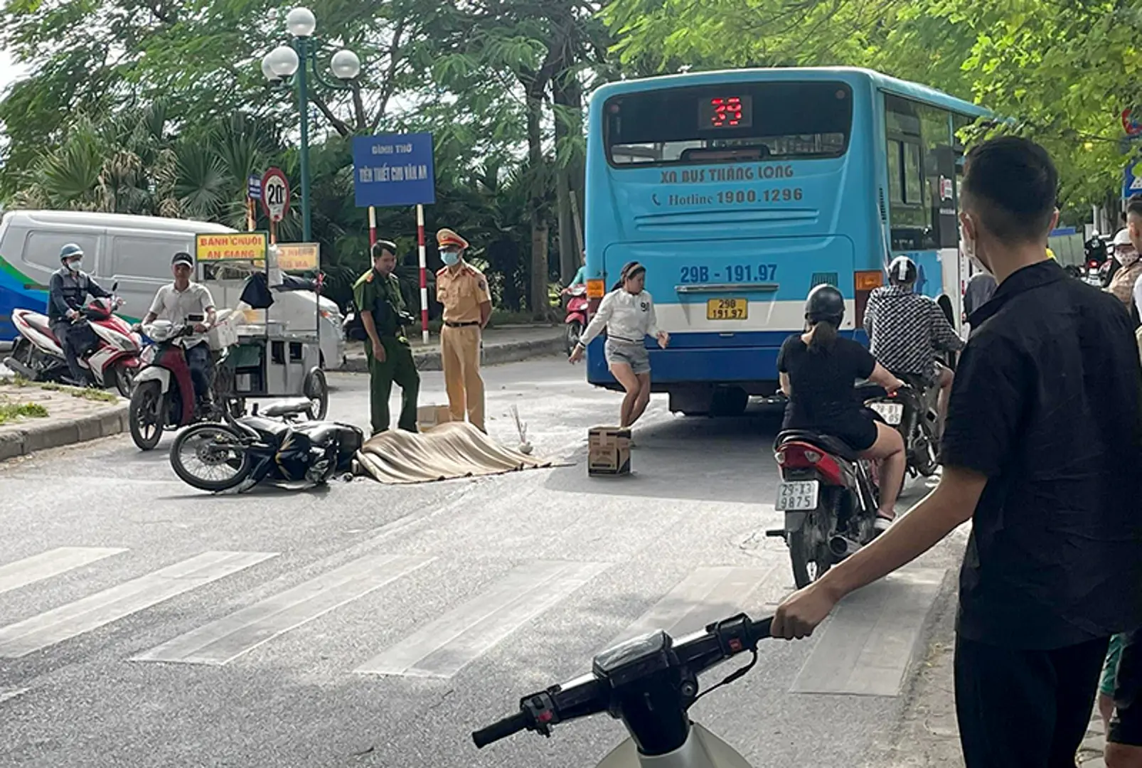 Tai nạn giao thông hôm nay (31/10): Va chạm xe buýt, người đi xe máy chết