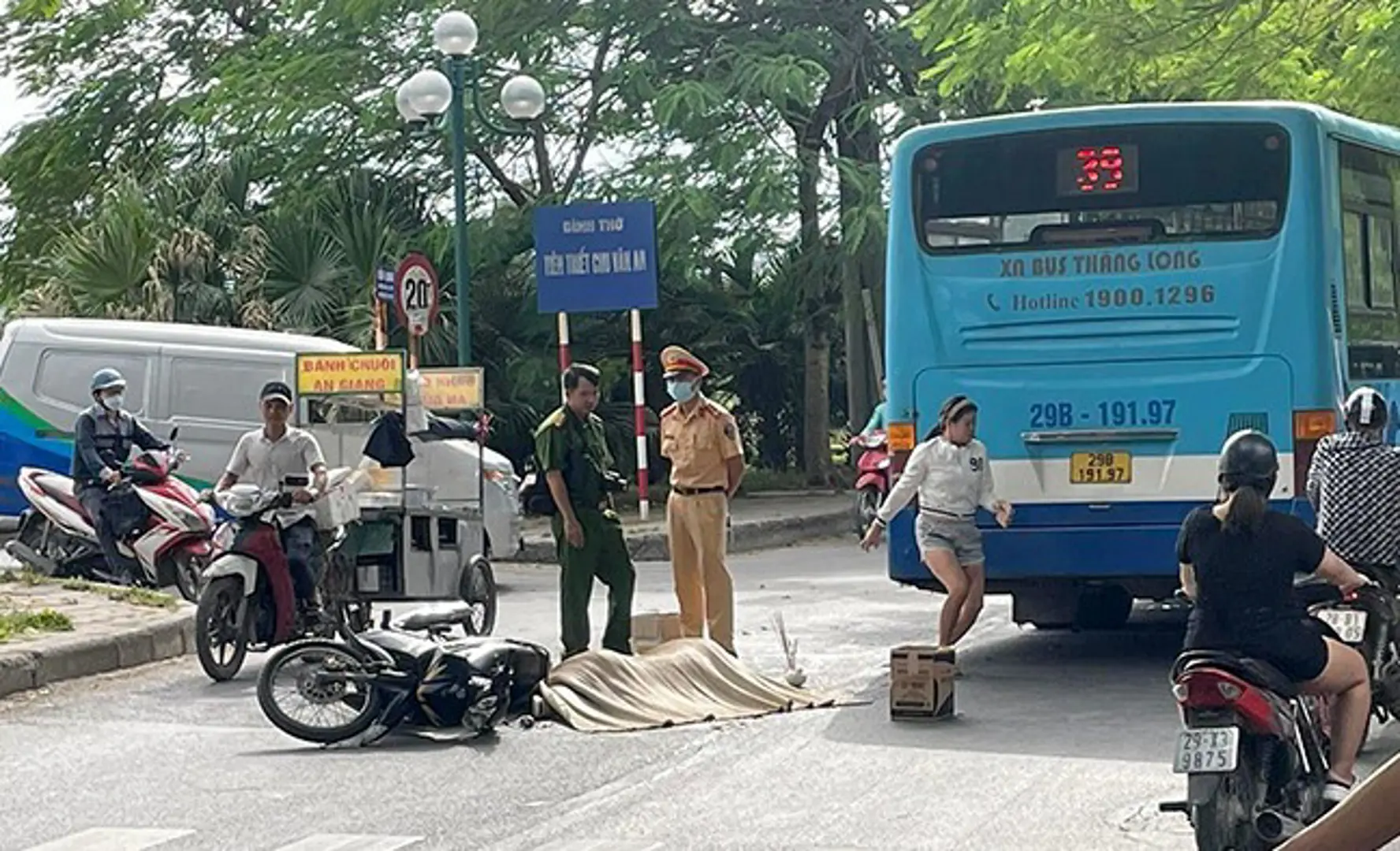 Hai xe máy đâm nhau, một phụ nữa ngã văng vào bánh sau xe buýt