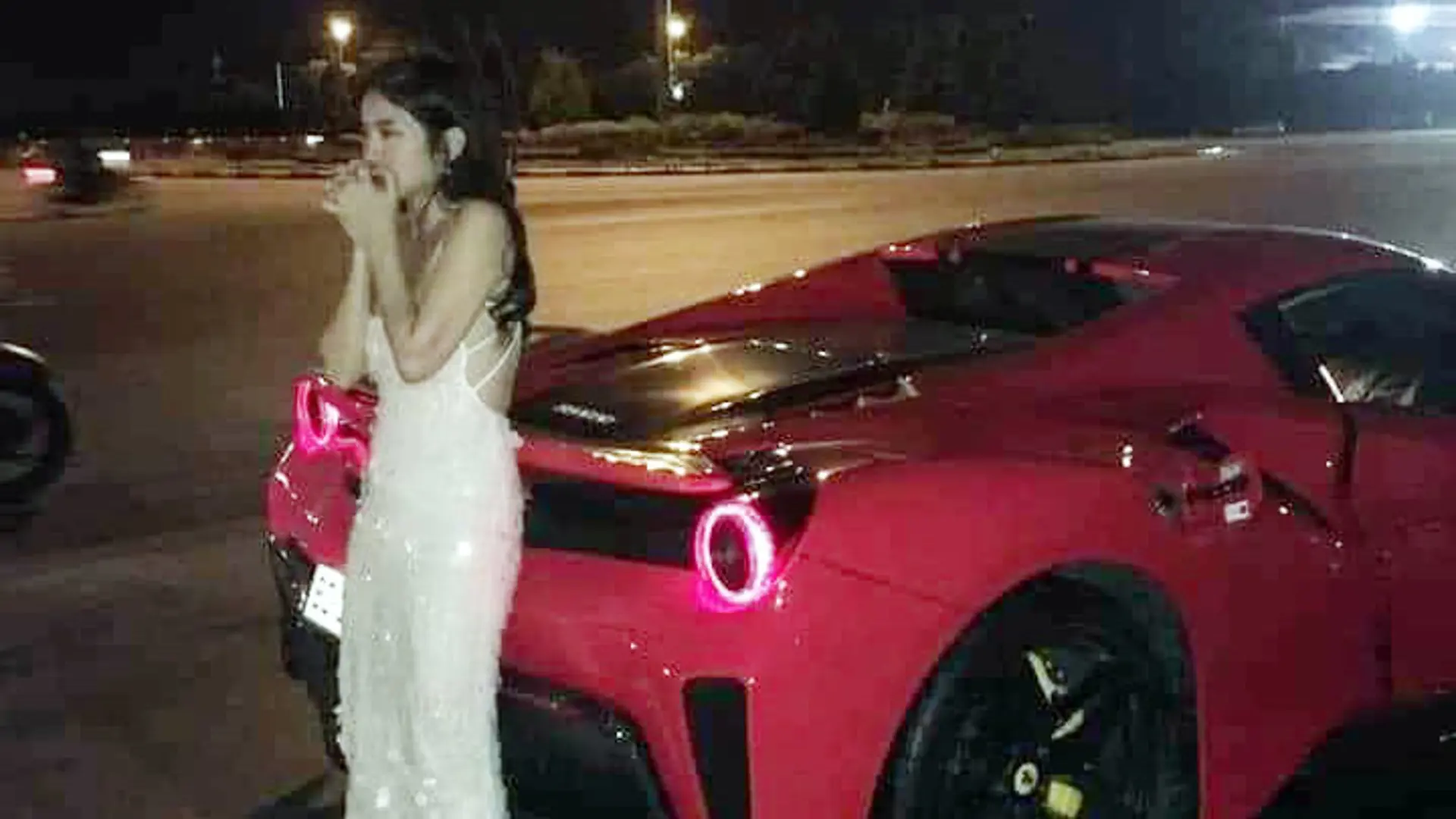 Ai cầm lái siêu xe Ferrari 488 gây tai nạn?