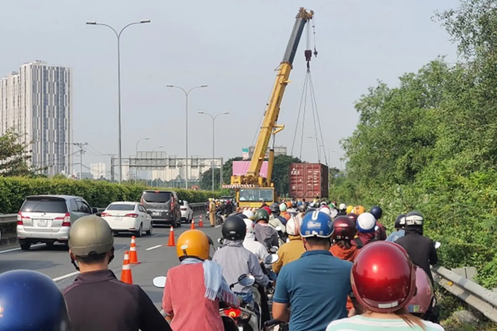 Tai nạn giao thông hôm nay (1/11): Xe container “làm xiếc”, nhiều người thoát chết